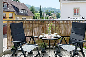 Der Balkon mit Blick auf die Weinberge und zur Fußgängerzone