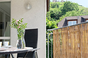 Der überdachte Balkon mit Blick zur Burgruine