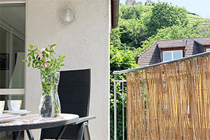 Der überdachte Balkon mit Blick zur Burgruine