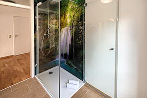 Echtglas-Duschkabine mit Wasserfall und Regendusche
