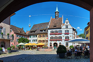 Auf dem Marktplatz mit Rathaus ist auch regelmäßig der beliebte Wochenmarkt