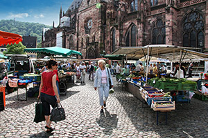 Der Markt rund um das Freiburger Münster - kennen Sie schon die "Lange Rote"?